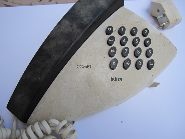 Telefon Iskra Comet z veliko površinske umazanije